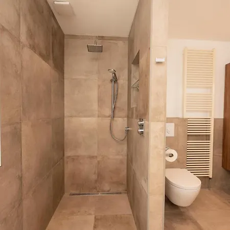 Ruime Groepsvilla Voor 12 Personen Met Terras En Tuin וילה