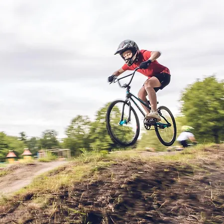 Ruime Groepsvilla Voor 12 Personen Met Terras En Tuin וילה אפלדורן