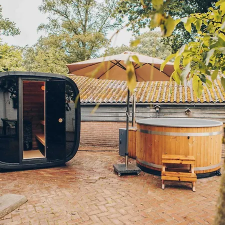 Ruime Groepsvilla Voor 12 Personen Met Terras En Tuin וילה