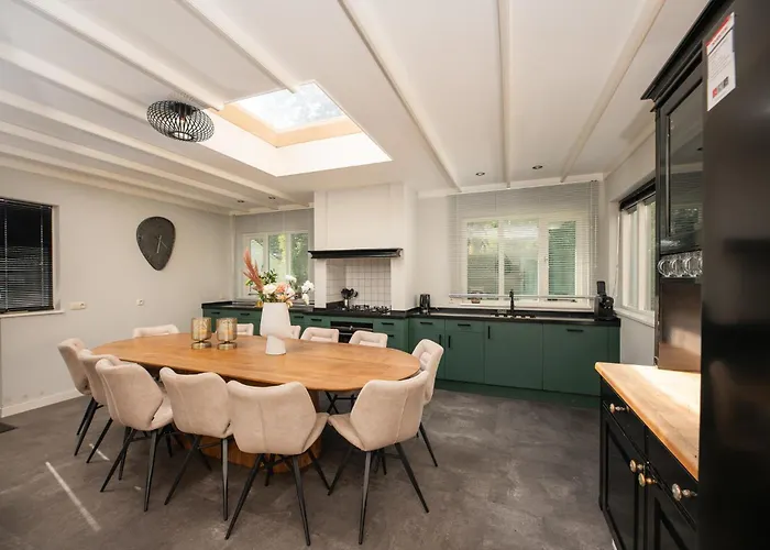 Ruime Groepsvilla Voor 12 Personen Met Terras En Tuin ヴィラ *